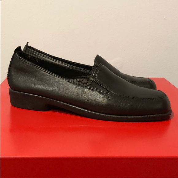 Size 7 black flats Hush Puppies - Picture 2 of 4